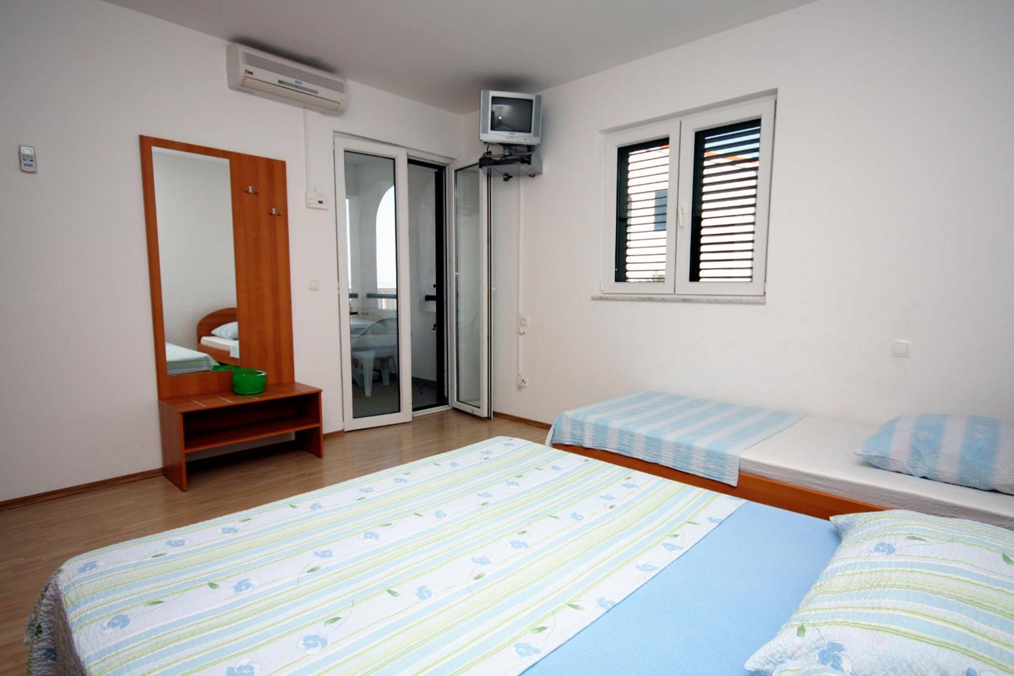 Apartment By The Sea Balica Rat, Omis - 4868 Celina